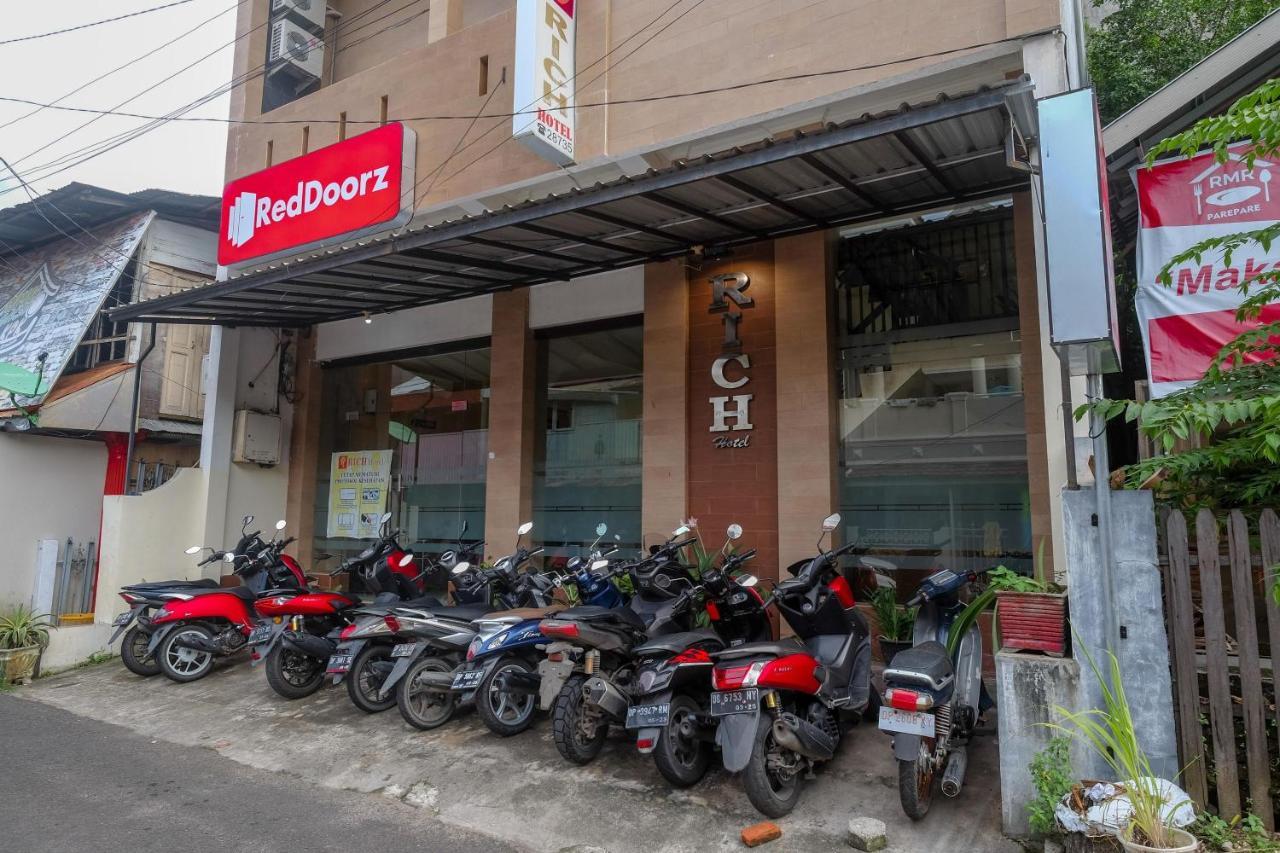 Reddoorz At Hotel Rich Parepare Near Pantai Mattirotasi Bagian luar foto